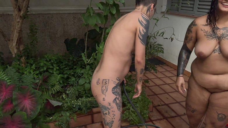 Quente club: Banho De Mangueira - Rotten Venus E D'louise Se Divertindo Em...