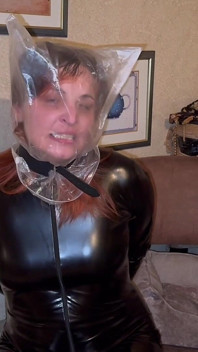 Praten in plastic zak, latex en handboeien