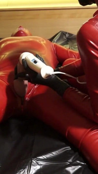 Latex Danielle trong catsuit có trò chơi thủ dâm latex với nô lệ của cô ấy