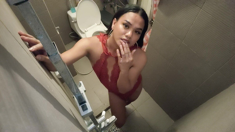 Hot army solo: Sledujte, jak stříkám v koupelně jako záludný manžel