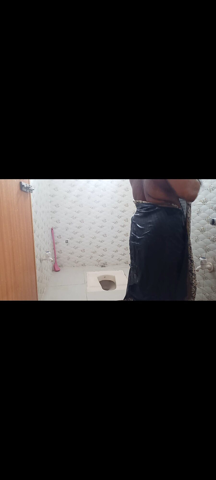 Skakoi: Fată desi la duș în baie