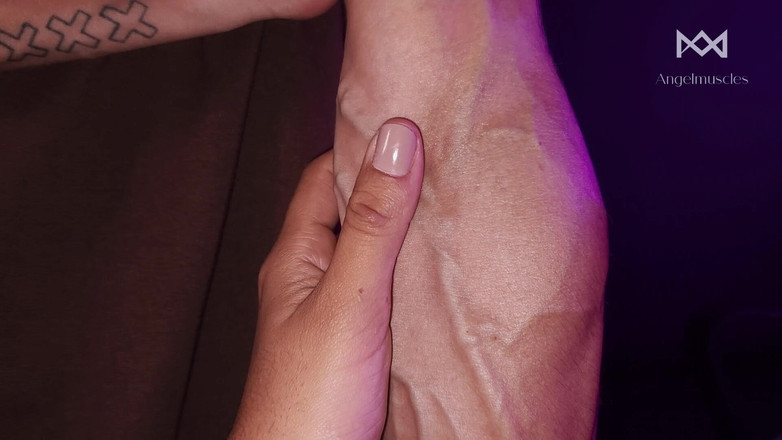 Angelmuscles: POV: Ze gaf zich over aan mijn aderarmen