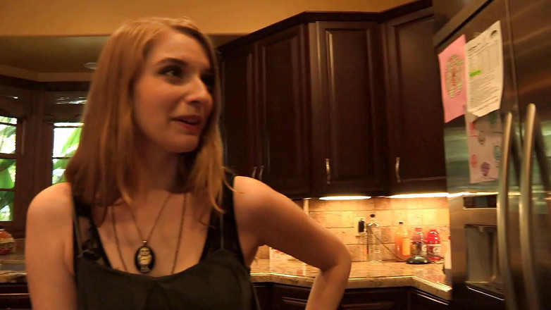 Lesbian Illusion: Des lesbiennes en action avec des jouets sexuels