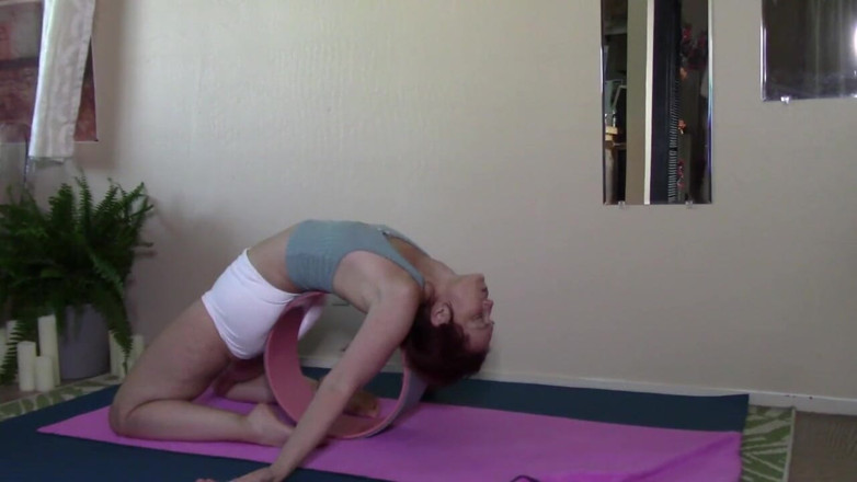 Aurora Willows: Yoga wheel and evening stretch