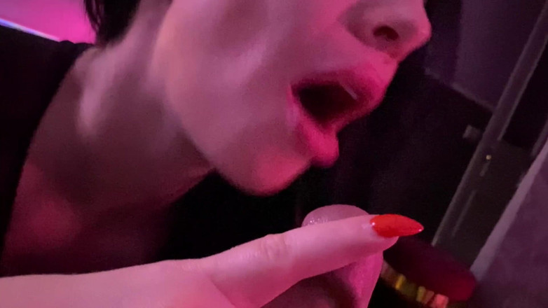 Slowly Tease: 24歳(フル)ナイロン姿のジューシーなアスがチンポをしゃぶり、犯す準備ができている