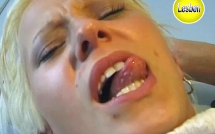 Porno kino: Two Blonde Sluts From Germany Adore Sharing a Loaded Bone