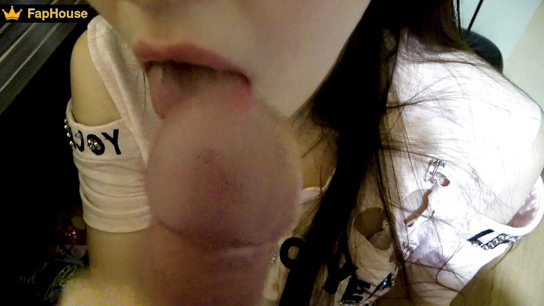 Alina Rai: La figliastra sensuale è salita sotto il tavolo per arrivare al...