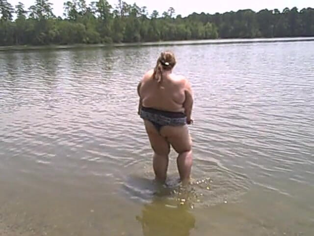 BBW nurse Vicki adventures with friends: BBW Angie Kimber public outdoor striptiz nago grać w jeziorze