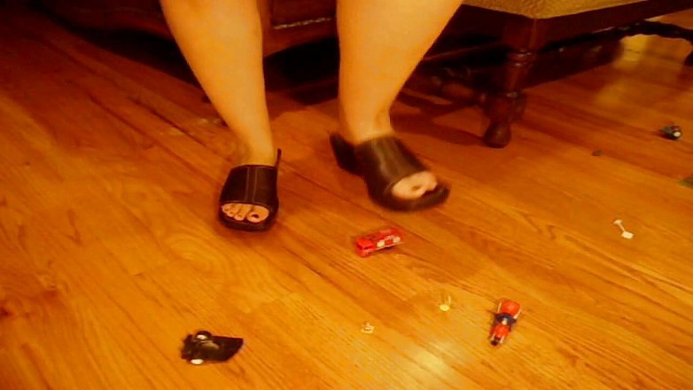 Sexy Amateurz: Araba ayak ezme fetişi