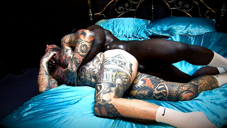 Swollen: Swole toma duro de tinta