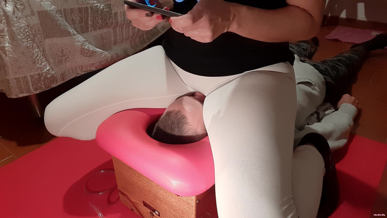 goddess82: Lustige Smoth**ing Session in der Smoth**box!