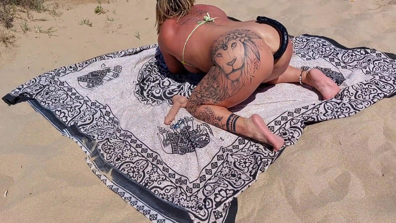 Danaxmuscles: 一个好婊子在海滩上性交