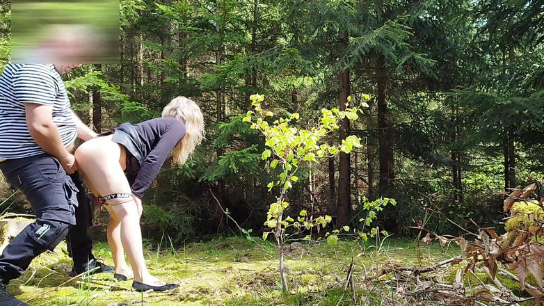 Amateur milf: 街头婊子在路边的公共树林里性交并撒尿