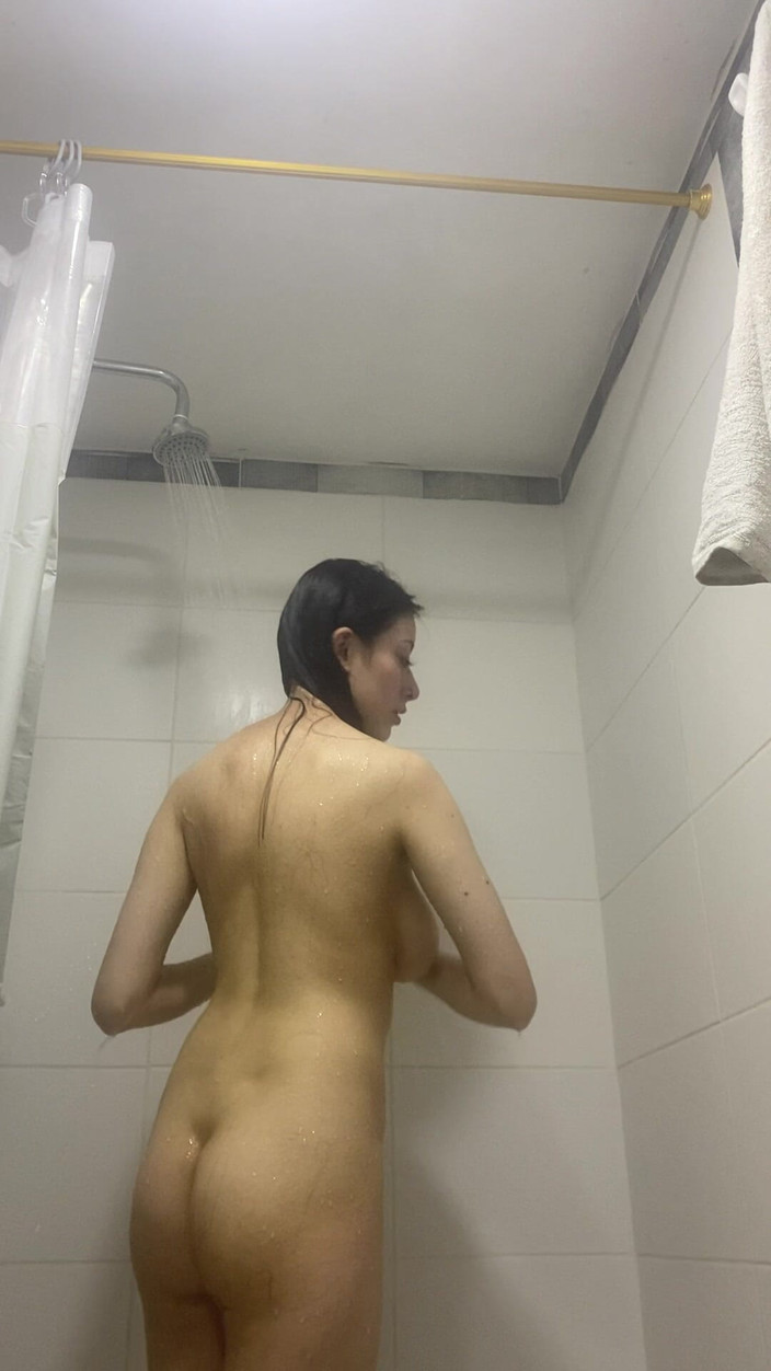 DarkScorpion: Al fratellastro piace guardarmi mentre mi faccio il bagno