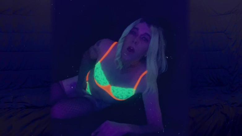 CarmenMelatonin: Slutty tgirl berpose untuk kontol keras