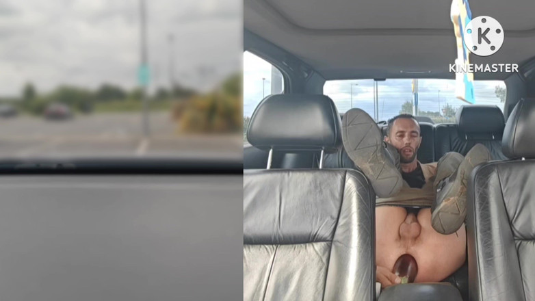 Clarabitch: Clarabitch Мой первый раз на парковке играет с огромным дилдо в моей маленькой заднице сучки