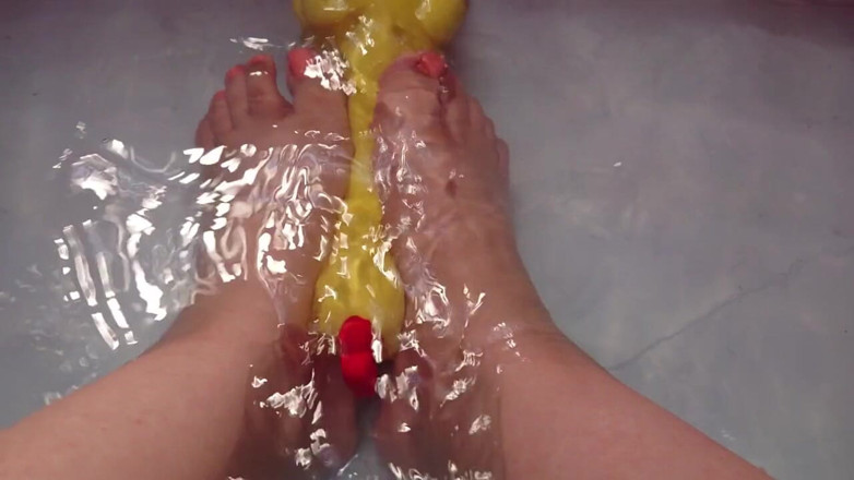 DanaDom20: Playing in the water mith my feet