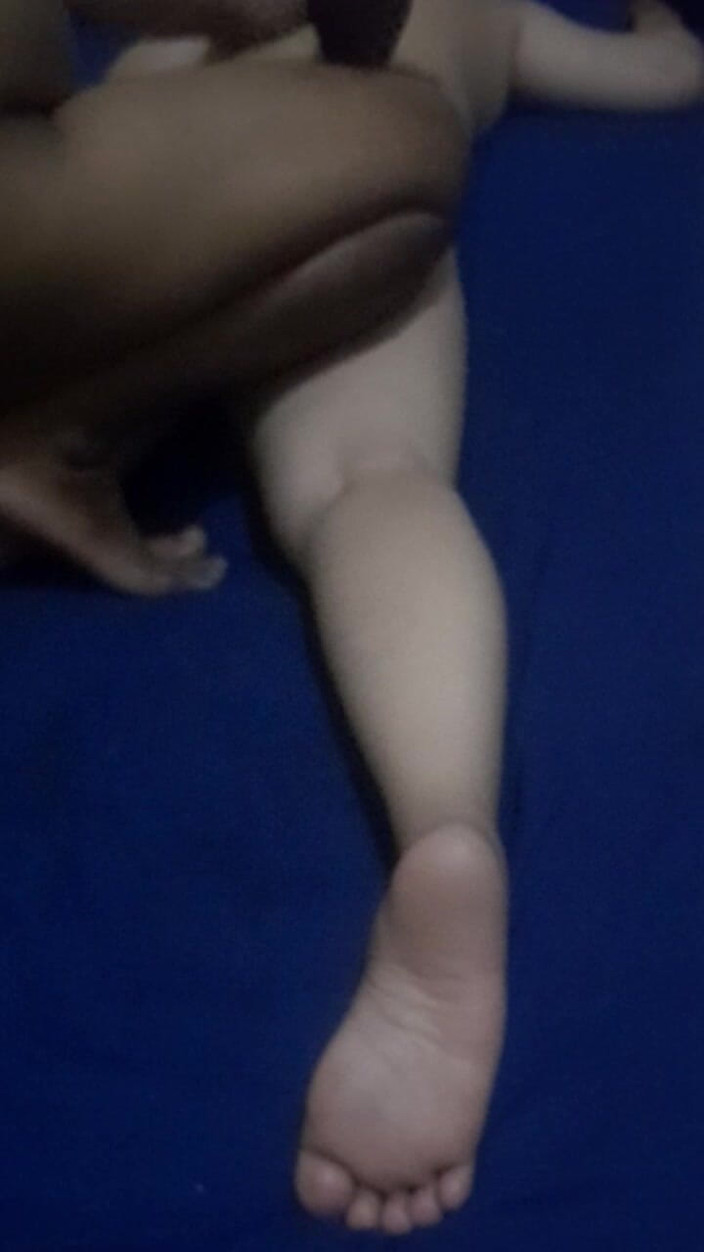 Angelina Pop: Mientras masajeo el culo de la tía, pongo mi polla...