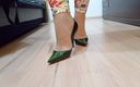 High Heels Kingdom: Crossdresser camina en sexy cuero de serpiente apuntado del dedo...