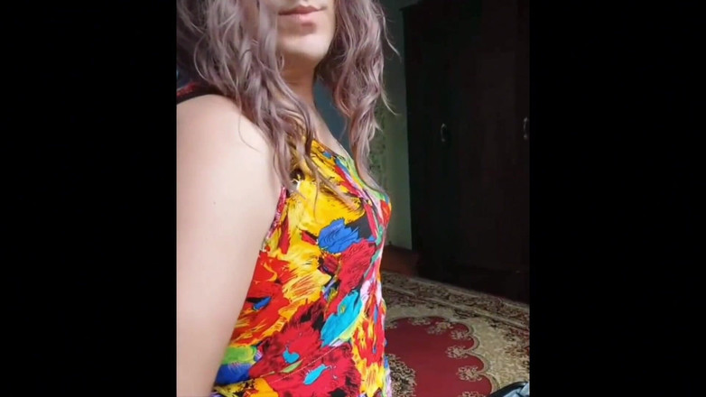 Kitty_Cross: Blonďatá MILF v Květinových šatech Hot Booty Crossdresser Kitty Model Amatér...