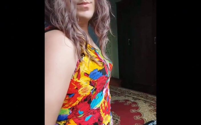 Kitty_Cross: Rubia milf en vestido de flores caliente culo crossdresser kitty...