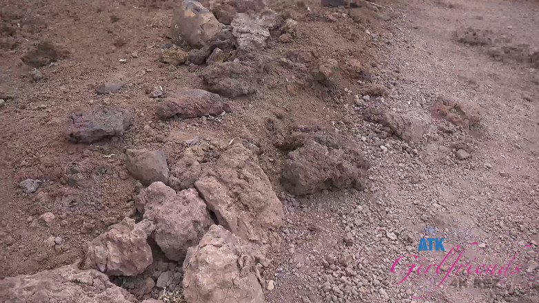 ATK Girlfriends: Lola fuma e accarezza un grosso cazzo