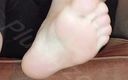 Plushy Zoe: Message my tired Milf feet