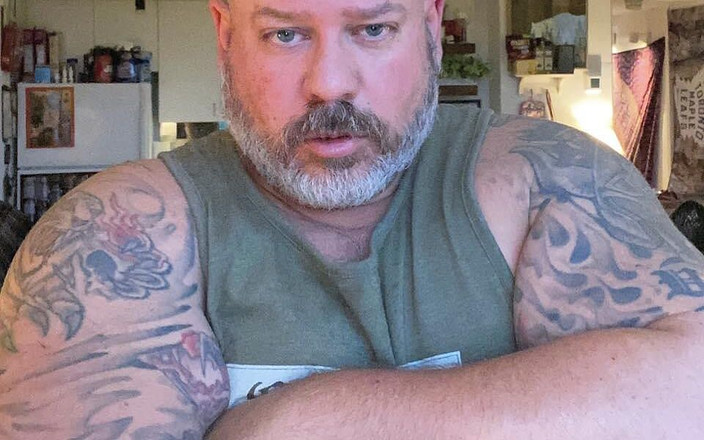 Hand-Free-Daddy-Chub: Marine milenec má největší výstřik bez rukou