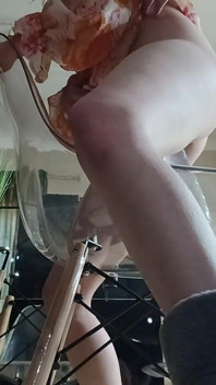 Un po' di divertimento scopando il dildo mentre il mio amico mi guarda