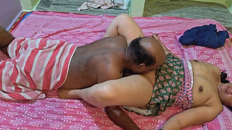 Sexy sindu: Full Nude Aunty on Bed