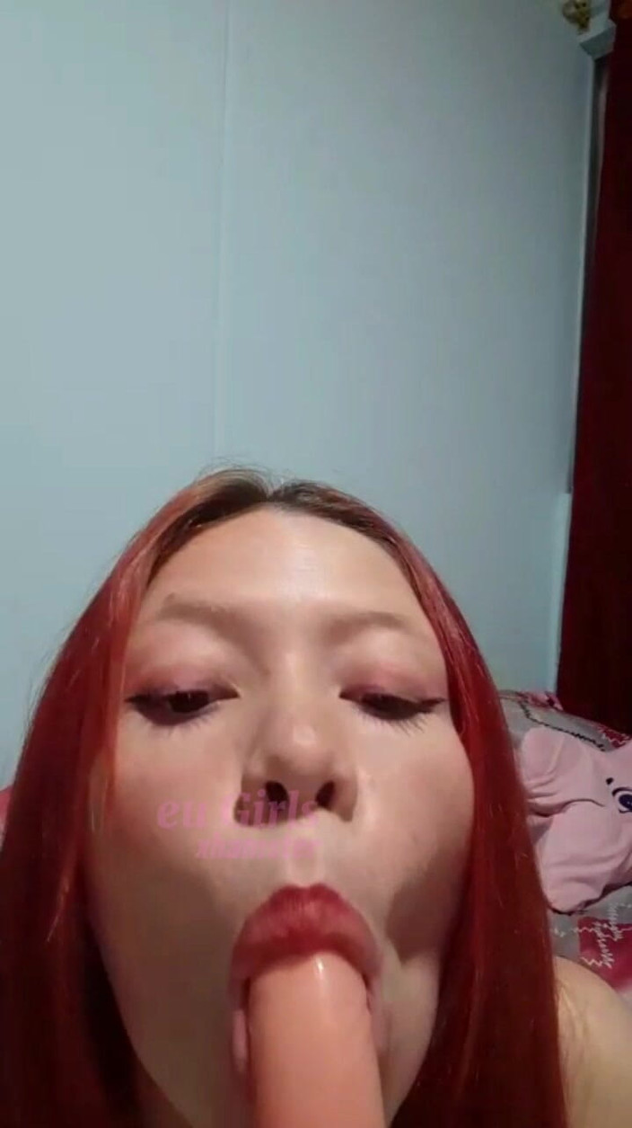 Eu-Girl: 令人兴奋的音乐，红发女郎自慰并吮吸鸡巴