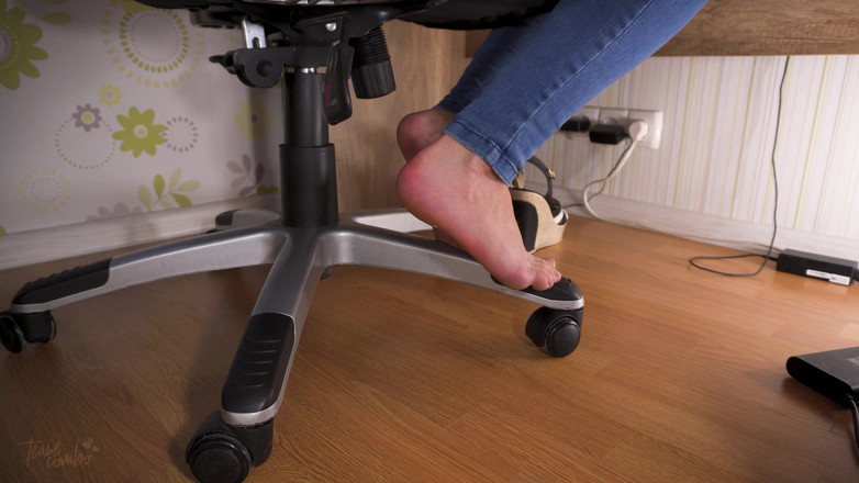 Teasecombo 4K: Mengintip Setiausaha Panas Mengusik Kaki Seksi Dalam Kasut Tumit Tinggi...