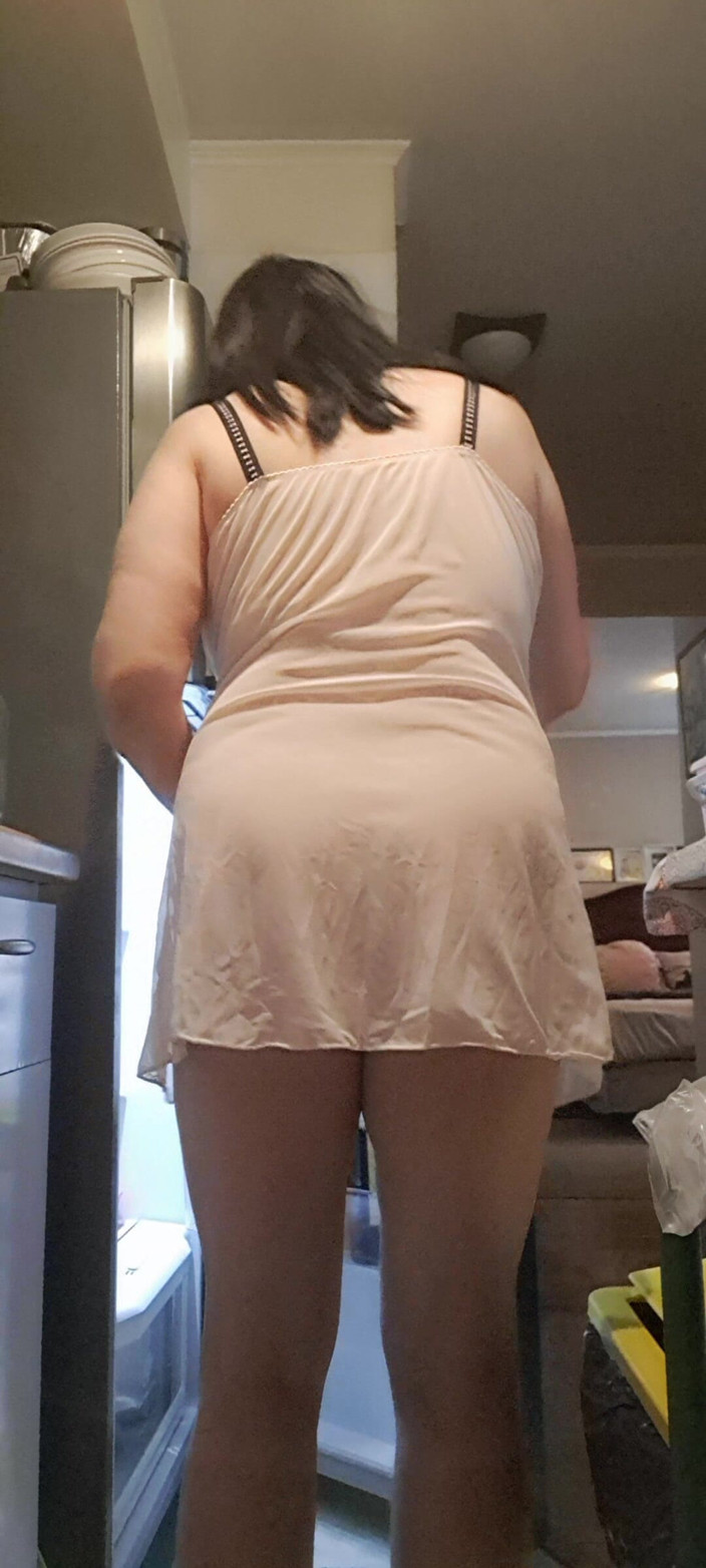 Mommy big hairy pussy: 厨房里的性感继母