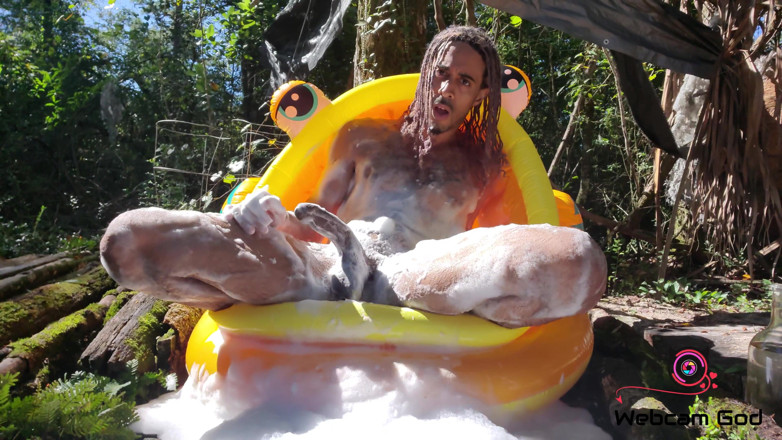 Arthur Eden aka Webcam God: Goldfish bubble bath (4 k)