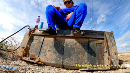 Pee Adventures: Tlustá dívka se zoufale snaží čůrat, vyprázdní svůj velký a plný...