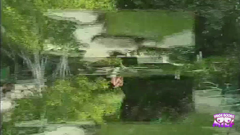 Huge Boobs MILF: Una rubia sexy no experimentada follada al aire libre junto...