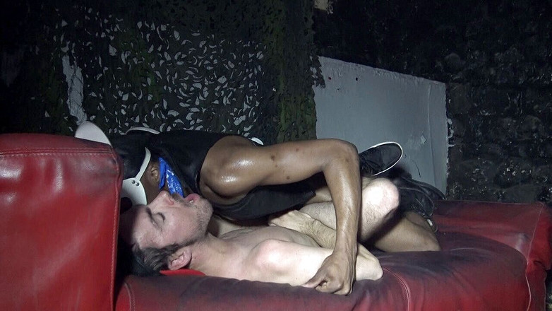 INTERRACIAL BAREBACK SEX: Scopata senza preservativo da un cazzo nero XXL di ragazzo...