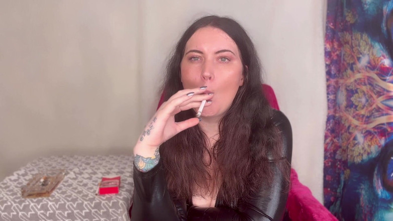 MissFFW: Miss Ffw geniet van een paar sigaretten in haar catsuit