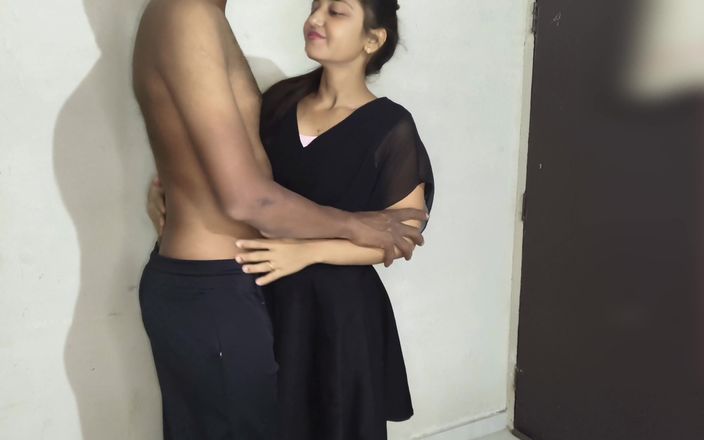 Dogimaster: हॉट भारतीय कॉलेज गर्ल्स ब्लैक सूट - तंग कूल्हरी