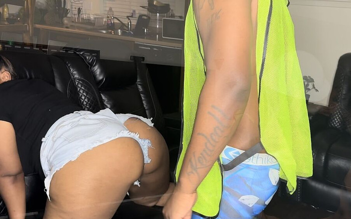 Kendale: 建筑工人婊子在工作时操客户