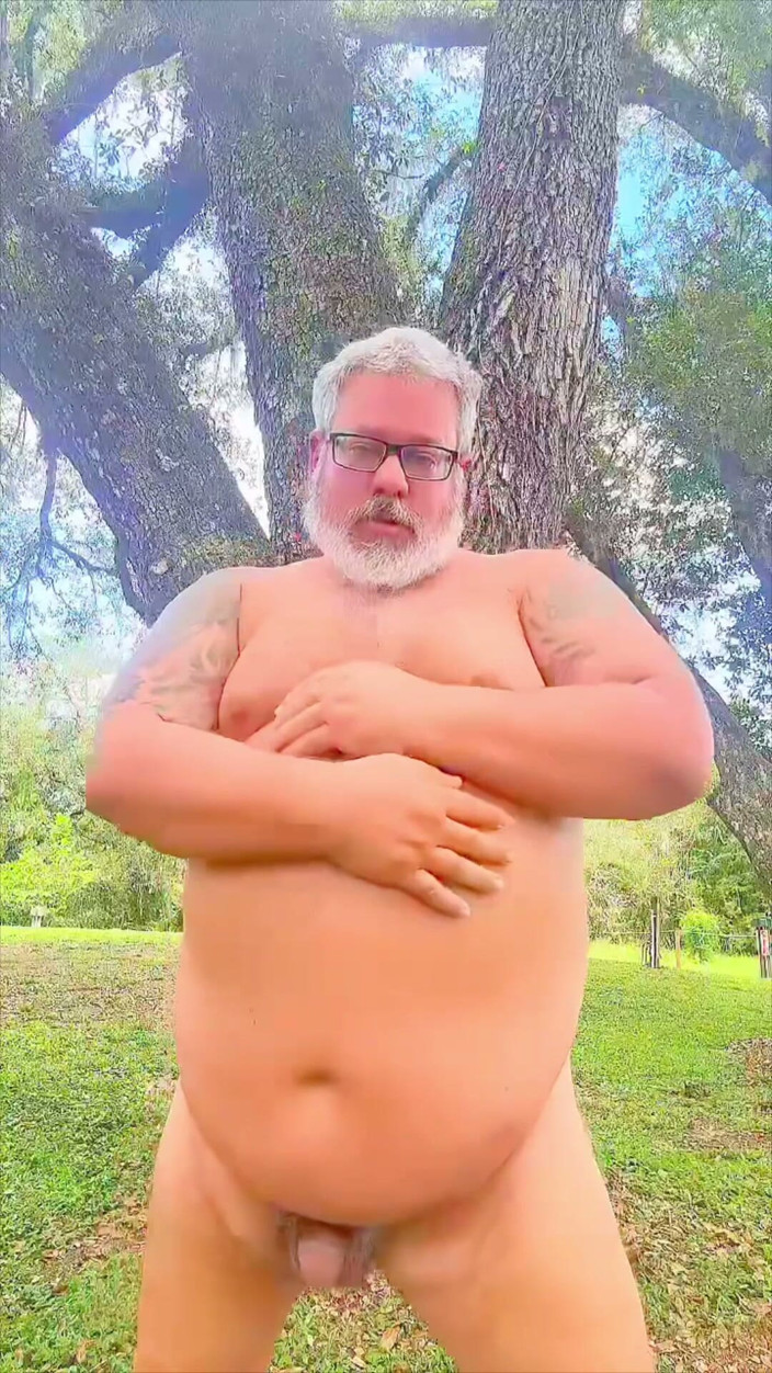 Hand-Free-Daddy-Chub: 裸で踊るクマが荒野で穴を見せる