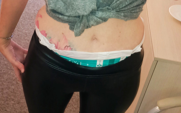 FrauleinP: Pipì in pantaloni di pelle e sandali mi fa venire...