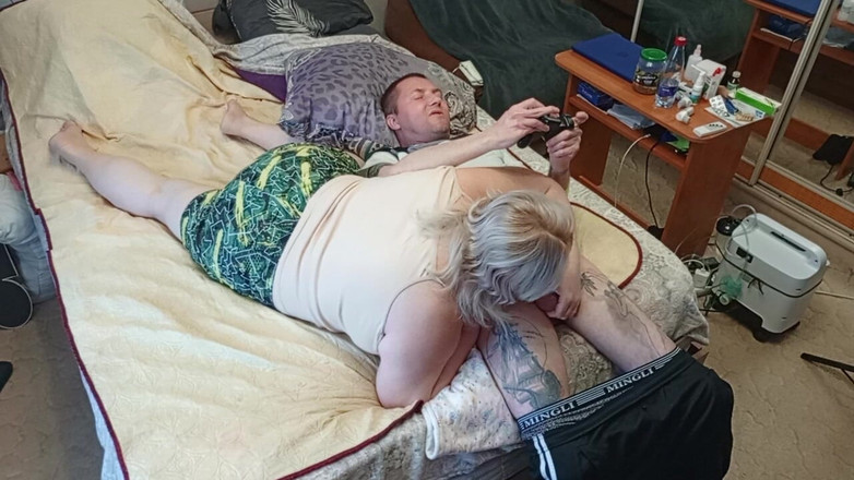 Zona901: 정자를 삼키는 새엄마의 오럴로 콘솔 게임이 끝났습니다.