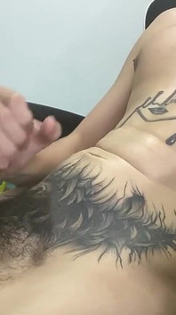 मेरा बड़ा लंड निचोड़ना और मेरे पेट पर वीर्य निकालना