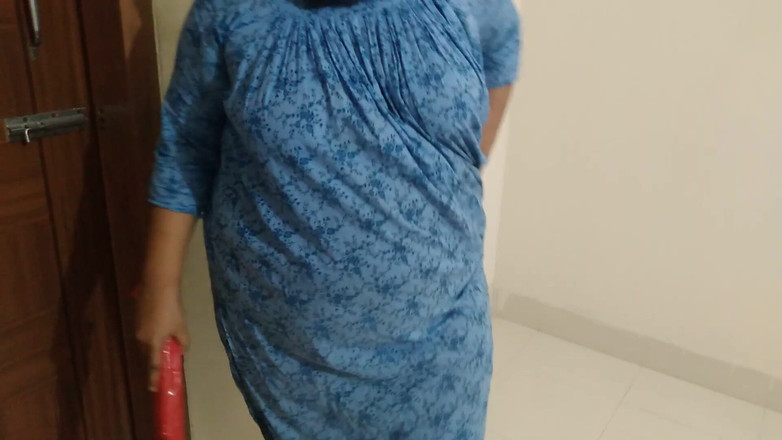 Aria Mia: Šukám pákistánskou muslimskou sexy tetičku s velkým zadkem