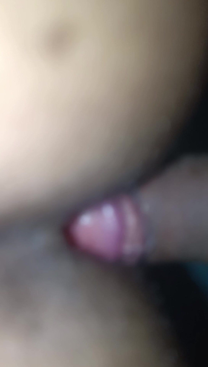 XXX Nepal: Śpiący penis dostaje się do środka mokra i niechlujna cipka.