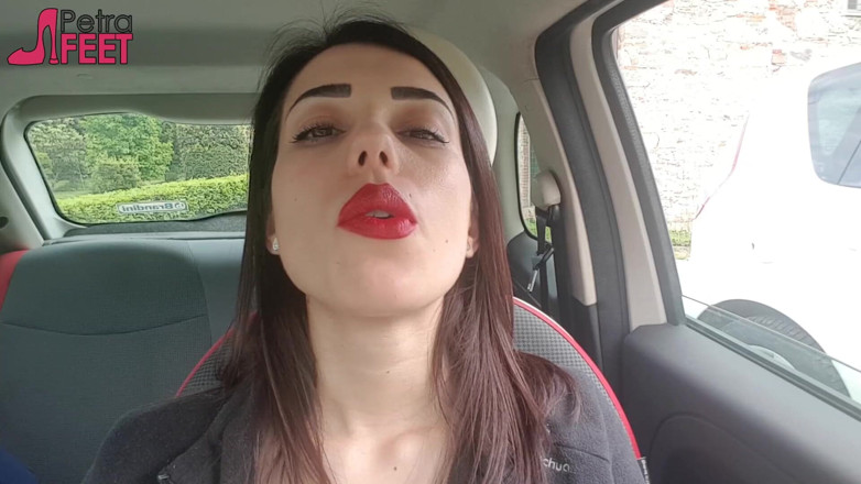 Smokin Fetish: La bella petra fuma nella sua macchina