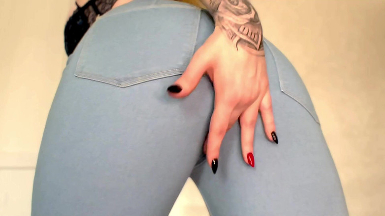 Goddess Misha Goldy: ¡Corrección diaria para culo zombi!