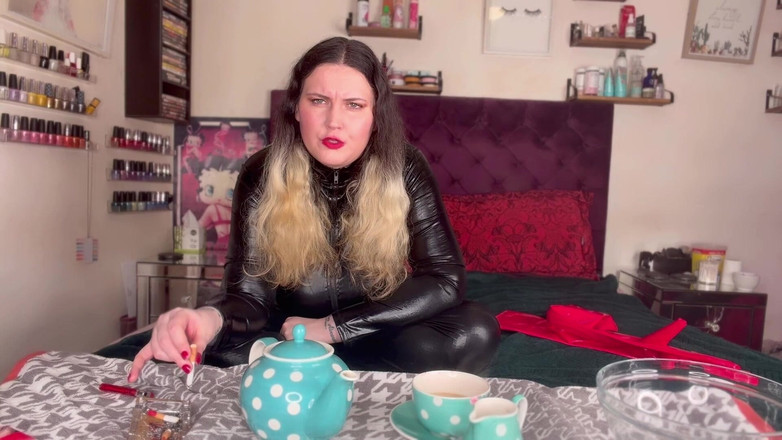 MissFFW: Stăpâna Ffw bea ceai până când se enervează la pișat