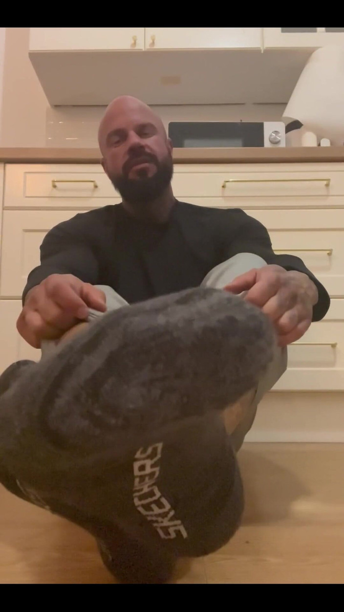 Jasons feet: 臭いビーチサンダルの匂いを嗅がせます